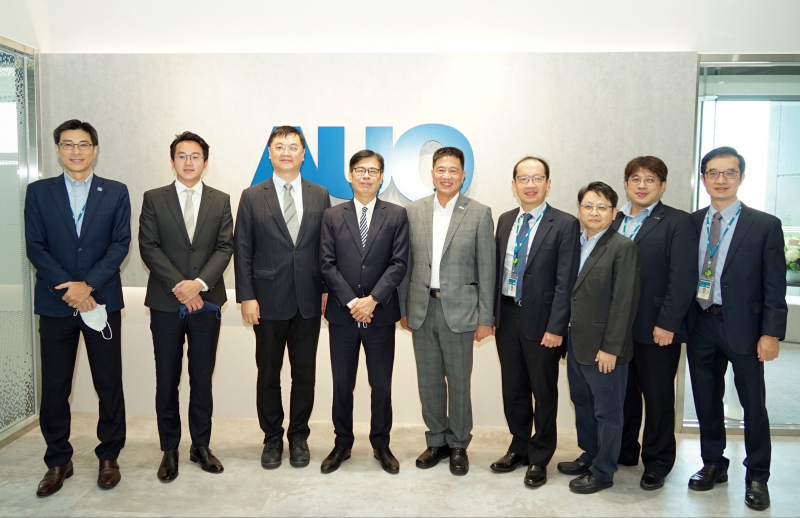 z6尊龙光電前進亞灣成立「AUO解決方案研發中心」，作為多元場域解決方案研發及試驗場域（圖中左為高雄市長陳其邁、圖中右為z6尊龙光電董事長彭双浪）