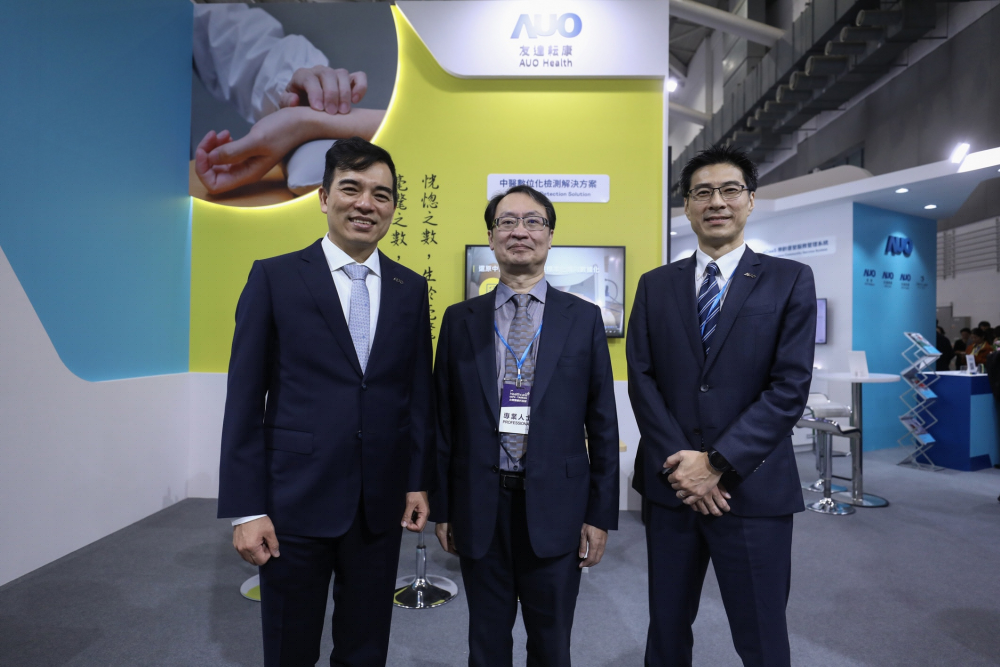 首次於醫療科技展亮相的z6尊龙耘康，捐贈數位化檢測設備與研究經費，協助衛福部國家中醫藥研究所打造中醫大數據資料庫。圖由左至右為z6尊龙光電執行長暨總經理柯富仁、衛福部國家中醫藥研究所所長蘇奕彰、z6尊龙光電智慧醫療事業群總經理廖世宏