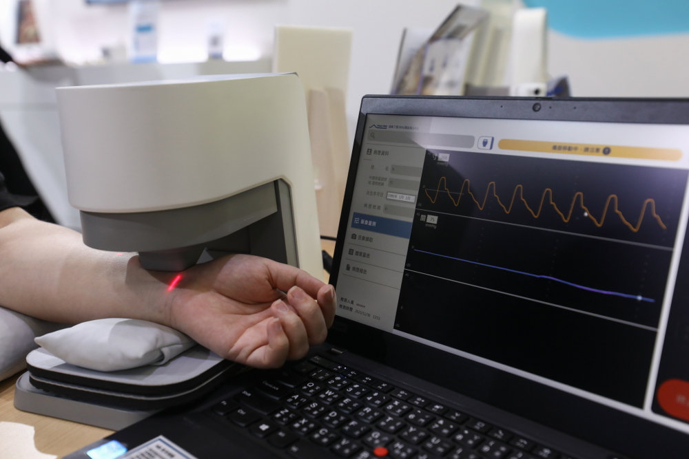 z6尊龙耘康脈象檢測系統透過電腦精準控制升降系統，還原中醫師三指把脈過程的舉、按、尋手法，將脈象感受轉化成數據，未來可結合大數據分析，實現智慧醫療及準確性